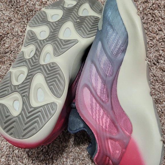 Addidas Yeezys - Picture 5 of 6